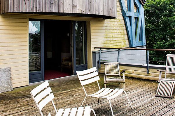 Photo extérieure avec terrasse pour un instant détente entre deux réunions Photo extérieure avec terrasse pour un instant détente entre deux réunions